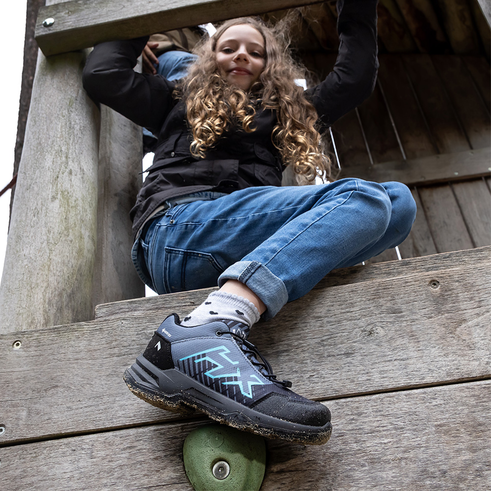 Kinder-Sportschuhe, Laufschuhe, Hochkante Schuh, Sohle Schmutz,  jeans